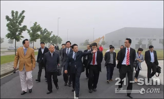 三一重工董事长梁稳根向全国政协副主席王钦敏介绍三一欧洲发展情况 三一重工董事长梁稳根向全国政协副主席王钦敏介绍三一欧洲发展情况