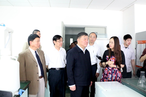 陈竺在中科院上海药物所调研结构生物学创新青年团队并现场听取报告 陈竺在中科院上海药物所调研结构生物学创新青年团队并现场听取报告