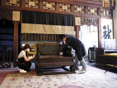 昨日，故宫养心殿，工作人员在对“垂帘听政”所在的东配殿进行文物撤陈工作。A04-A05版摄影 新京报记者 浦峰