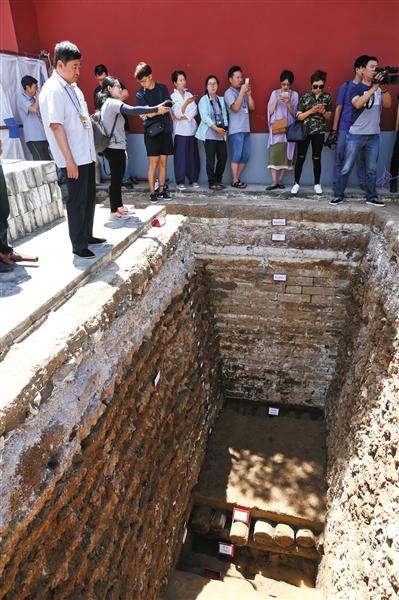 昨日，故宫慈宁宫广场，单霁翔院长介绍紫禁城首次发现明代大型宫殿建筑墙基。