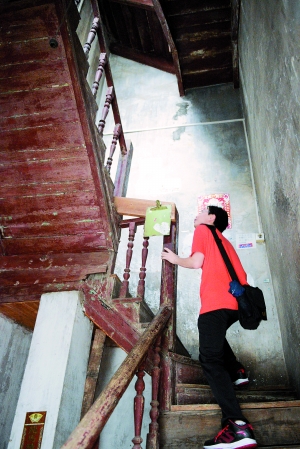 杨华辉在走访老建筑