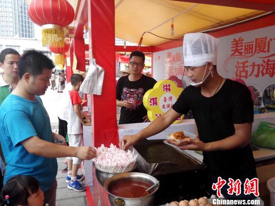 台湾士林夜市著名小吃蚵仔煎参展。杨伏山 摄