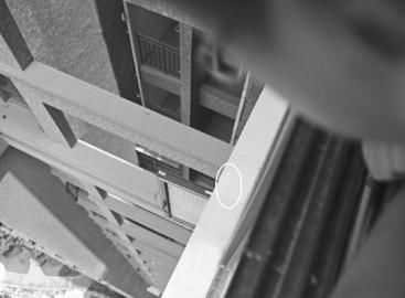 小偷在窗户外露台留下一串脚印，被业主发现后小偷与业主发生冲突。