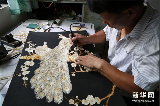 6月12日，河北省邯郸市广平县军营村农民郭顺岭在创作“麦烙画”