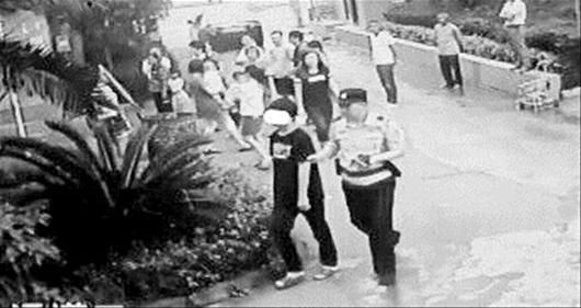 小区突发血案 37岁妈妈倒在17岁网瘾儿子刀下