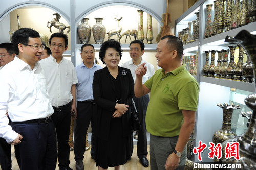 图为中国国务院侨办主任裘援平在浙江义乌国际商贸城调研考察。张茵 摄