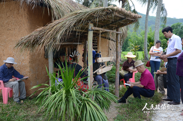 写生黎族织锦老人 写生黎族织锦老人