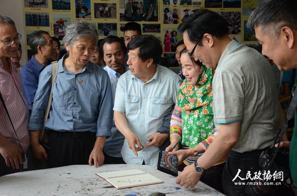 委员们指导惠安女绘画_副本 委员们指导惠安女绘画_副本