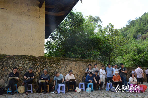委员们在福建土楼群调研采风 委员们在福建土楼群调研采风