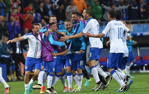 新华社照片，里昂，2016年6月14日
    （欧锦赛）（2）足球——小组赛：意大利胜比利时
    6月13日，意大利队球员在比赛后庆祝。
    当日，在法国里昂进行的2016年欧洲足球锦标赛小组赛E组比赛中，意大利队以2比0战胜比利时队。
    新华社记者陶希夷摄