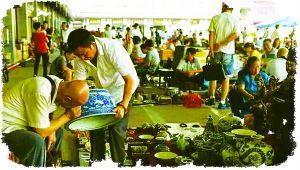 如今的文玩变得太快了。十年前没人这么说，因为那时“文玩”的概念还很模糊，文玩市场也很少；那时的商家大多实在，玩家大多懂货，买卖过程也很顺畅；那时的商家大多从容，脸上没有傲娇，言语中从未抱怨谁又抢了他的客户、谁又撬了他的代理；那时的玩家大多沉稳，身上没有戾气，也很少燃着烟盘着佛珠一口一口随着脏话往脚下吐痰。而如今，这一切已成过眼云烟，今天，笔者就带您回忆一下文玩市场从前的慢节奏生活。