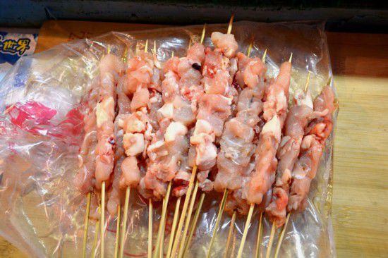 沈阳现鳄鱼肉烤串 20元一串引市民围观