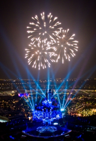 新华社照片，上海，2016年6月14日
    上海迪士尼乐园“灯光烟花秀”彩排
    6月13日拍摄的上海迪士尼乐园奇幻童话城堡“灯光烟花秀”彩排现场。
    上海迪士尼乐园将于6月16日正式开园。从6月14日起，上海迪士尼将举行为期三天的开幕庆典活动。
    新华社发（钮一新 摄）