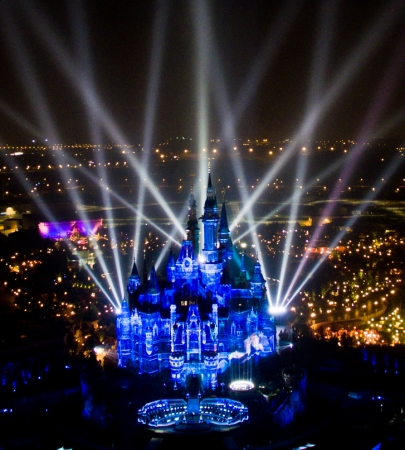 新华社照片，上海，2016年6月14日
    上海迪士尼乐园“灯光烟花秀”彩排
    6月13日拍摄的上海迪士尼乐园奇幻童话城堡“灯光烟花秀”彩排现场。
    上海迪士尼乐园将于6月16日正式开园。从6月14日起，上海迪士尼将举行为期三天的开幕庆典活动。
    新华社发（钮一新 摄）