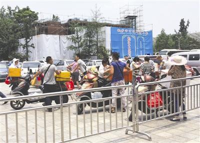 　中午时分，新会展外多名小贩叫卖盒饭