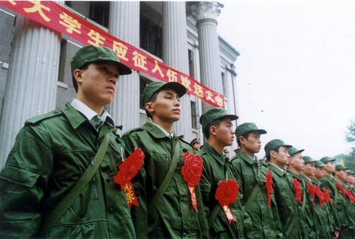 国防部谈大学生参军:符合条件可直接当军官