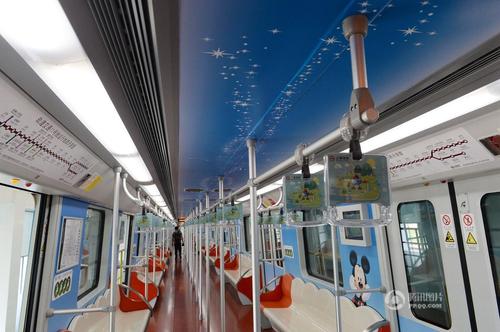 图为迪士尼主题列车内部。