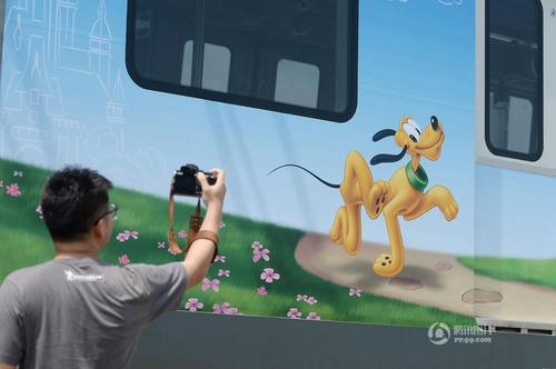 媒体在车外拍照。