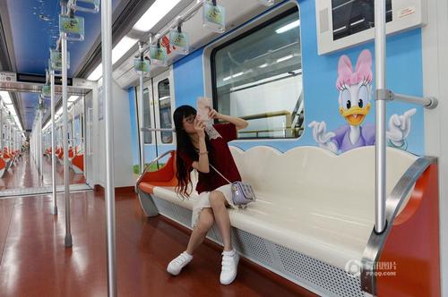 图为迪士尼主题列车内部。1