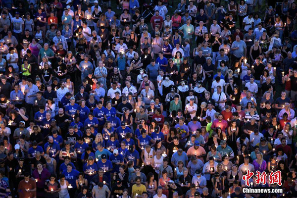 奥兰多数千民众悼念枪击案遇难者3