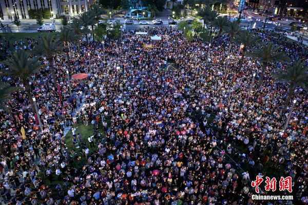 奥兰多数千民众悼念枪击案遇难者