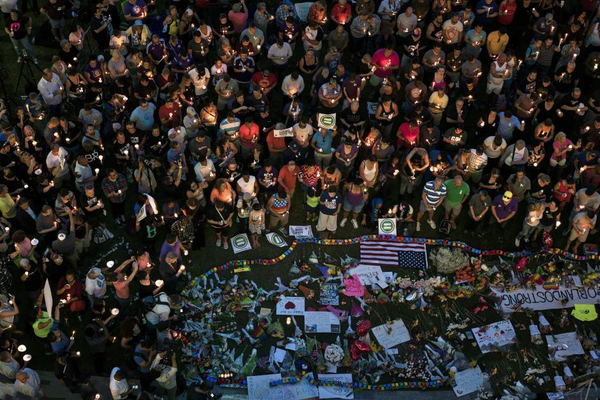 奥兰多数千民众悼念枪击案遇难者4