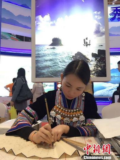 女书传人胡欣。　受访者供图 摄