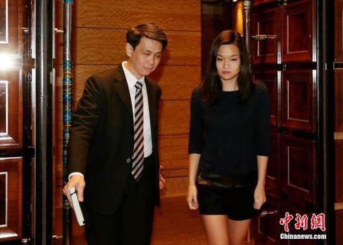 资料图:在香港被绑架的已故商人罗定邦的孙女罗君儿在香港一间酒店见传媒。中新社发