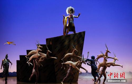 6月14日晚，迪士尼经典音乐剧《狮子王》中文版在上海举行全球首演，《狮子王》首演于1997年11月13日，中文版《狮子王》是其第9个语言版本。汤彦俊 摄