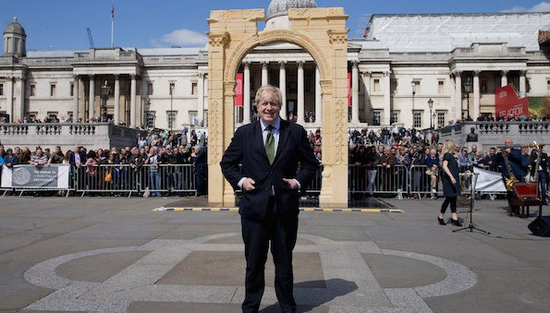 人们在伦敦复制了被毁的贝尔庙凯旋门，象征着对于暴力的反抗。
