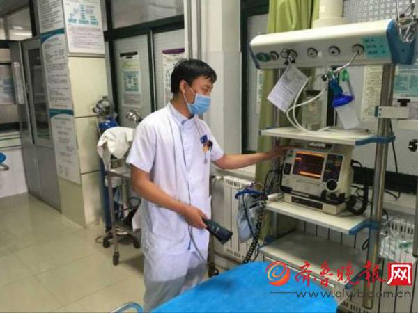 青岛女婴被锁车内