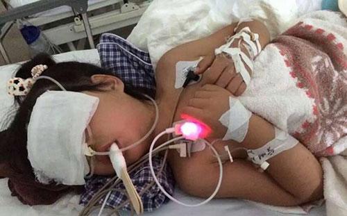 点击图片翻到下一页>> 青岛女婴被锁车内 孩子的安全问题给所有父母敲响警钟