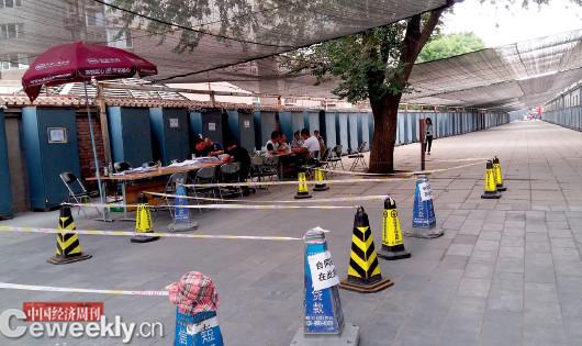 6月3日下午，记者在潘家园旧货市场合同签订处看到，有三三两两的摊主前往签订合同。“经营秩序已经恢复正常了。”潘家园市场办公室一位工作人员对记者说。（《中国经济周刊》记者 姚冬琴|摄）