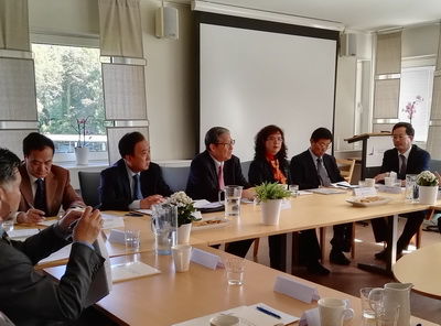 阿林议长对中国全国政协代表团访问瑞典表示热烈欢迎。他说，当前瑞中关系及各领域务实合作势头良好，瑞方高度重视加强瑞中两国议会间的交流，增进两国和两国人民之间的友好与信任。周文重对阿林议长和瑞方热情友好的接待表示感谢，表示将努力加强两国议会与人民间的交流，致力于双边关系发展，增进彼此了解，拓展多领域合作。