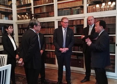 访瑞期间，中国全国政协代表团与瑞典议会外委会副主席恩斯特伦等10多名瑞各党议员举行了座谈，与瑞典安全和发展政策研究所所长施万通等多位瑞典著名专家学者进行了交流，并访问了沃尔沃、爱立信等知名企业，与瑞方就中瑞议会往来、双边经贸科技合作、“一带一路”倡议和双方关心的双边、地区与国际问题进行了深入交流。中国驻瑞典大使陈育明参加了上述活动。