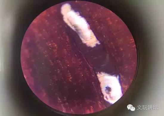 图中“金星”即白色部分表面粗糙无光泽，填充物平行光整，硬实