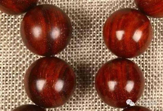 左侧是用血檀制作的假金星手珠 右侧是没有金星的紫檀手珠（原生态的）