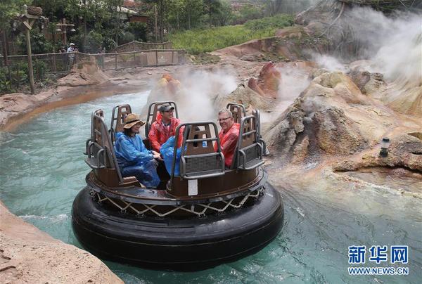 上海迪士尼今日开园 “白雪公主”微笑迎客2 上海迪士尼今日开园 “白雪公主”微笑迎客2