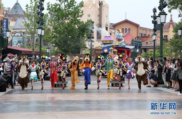 上海迪士尼今日开园 “白雪公主”微笑迎客4 上海迪士尼今日开园 “白雪公主”微笑迎客4
