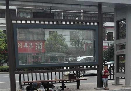 3岁男童叼烟拦车乞讨:睡公交站台 其父拒绝救助