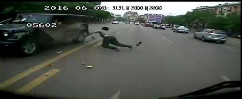 济南槐荫一男子穿行马路遭遇连环撞死亡(图)