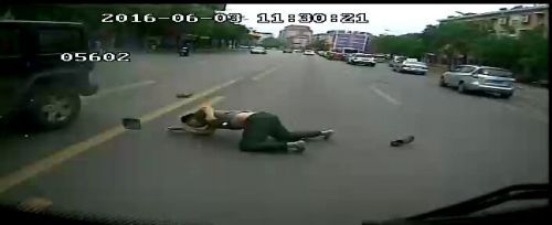 济南槐荫一男子穿行马路遭遇连环撞死亡(图)