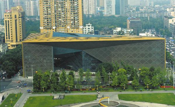 从顶上看博物馆犹如“金镶玉”。