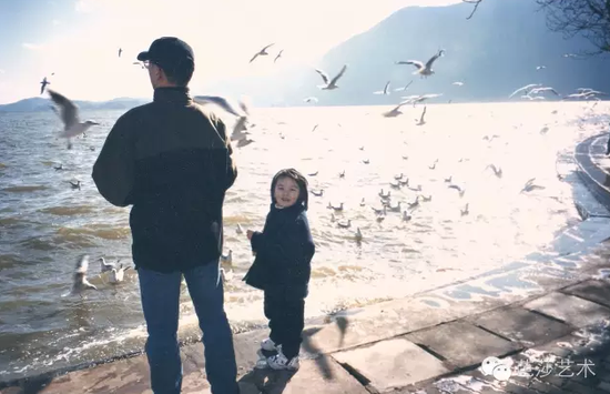 张晓刚与女儿，2000年于昆明