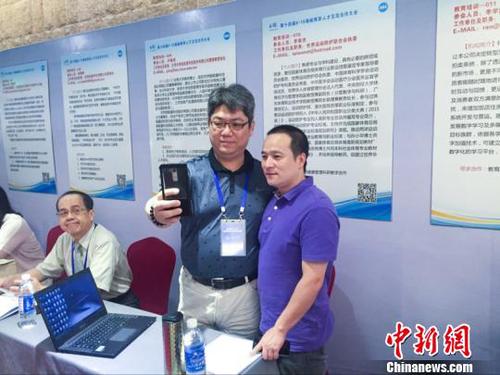 图为两岸企业负责人洽谈后合影留念?！×至?摄