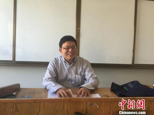 38岁的日本东京人堀川英嗣来到中国十四年，寻访了很多傅山的碑刻。他说：“我是傅山的追星族?！蓖嘉ゴㄓ⑺玫氖榉ㄗ髌?。 受访者提供 摄