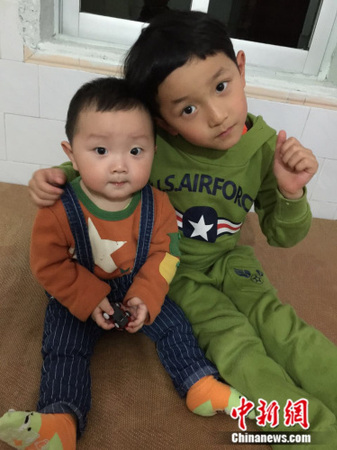 图为涂小龙的两个孩子，左边是涵涵，右边是凯凯。受访者供图