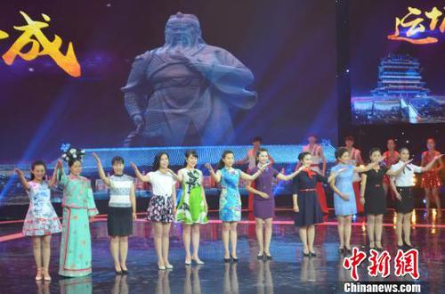 《人说山西好风光》节目中，山西11个地市的市委书记、市长或副市长第一次集体出镜，推介旅游。图为17日该节目颁奖晚会现场。　李娜　摄