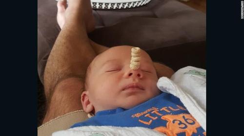 昆恩在社交网站上发图，并配文写道：“我们来看看会发生什么吧，我觉得五个已经是不可超越的了！”原本只是一个消磨时间的傻瓜游戏，现在已经成为好胜的爸爸们，相互竞争的方式了。