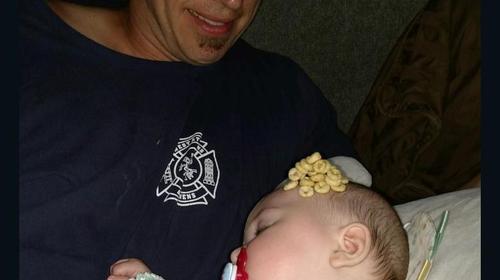 有一位爸爸堆起了20个，还有一位爸爸别出心裁的堆起了金字塔式的麦片圈。